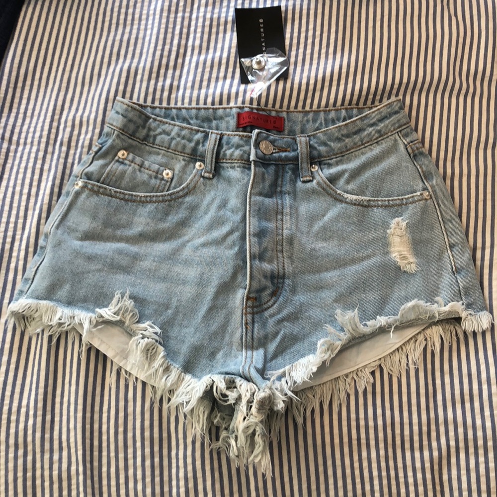 Isabelle’s cabinet size signature 8 jean shorts
